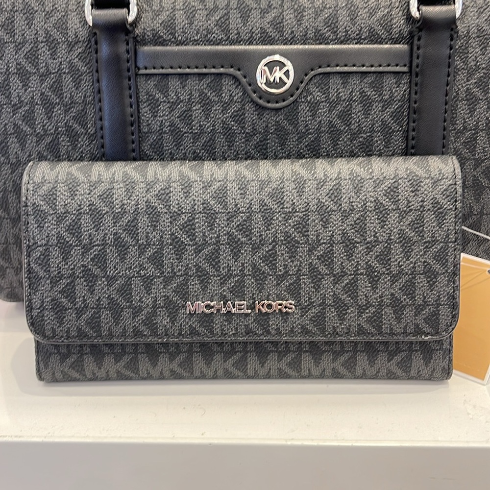 Michael Kors Jet Set Large Signature Logo Tri-Fold Wallet
Black
NWT - Picture 9 of 16